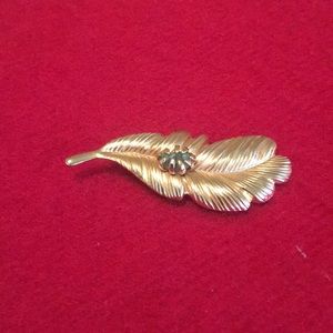 Goldtone brooch with one stone like new